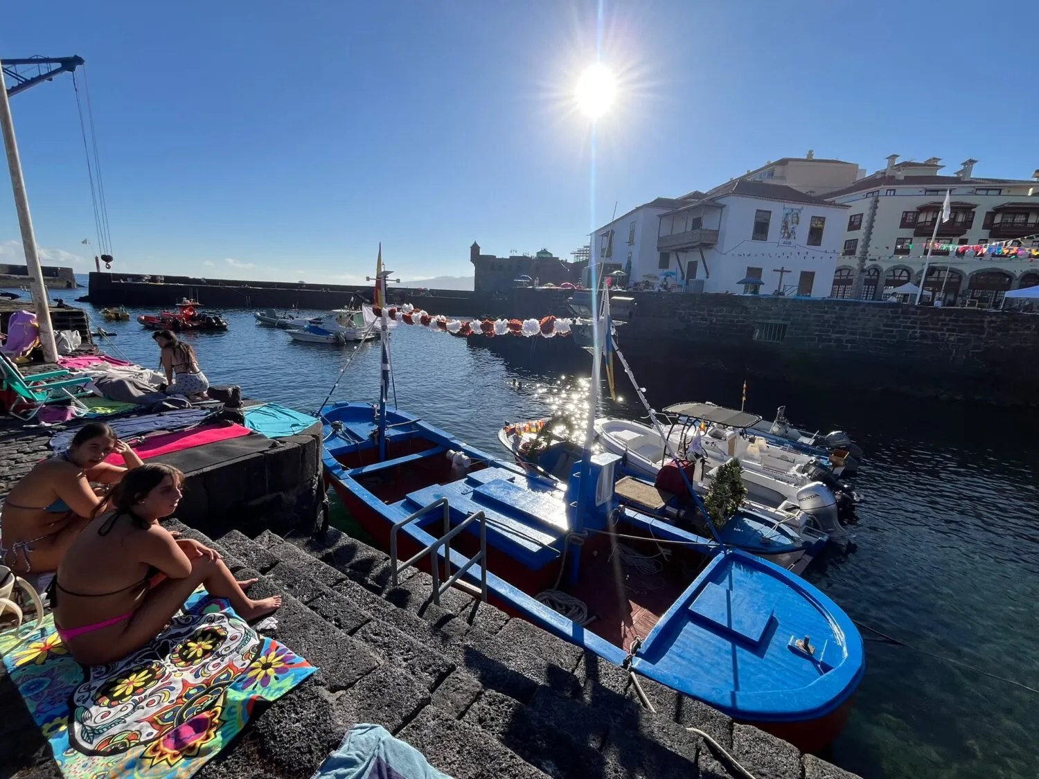 El Puerto de la Cruz vive uno de sus días grandes con la embarcación de la Virgen del Carmen y San Telmo
