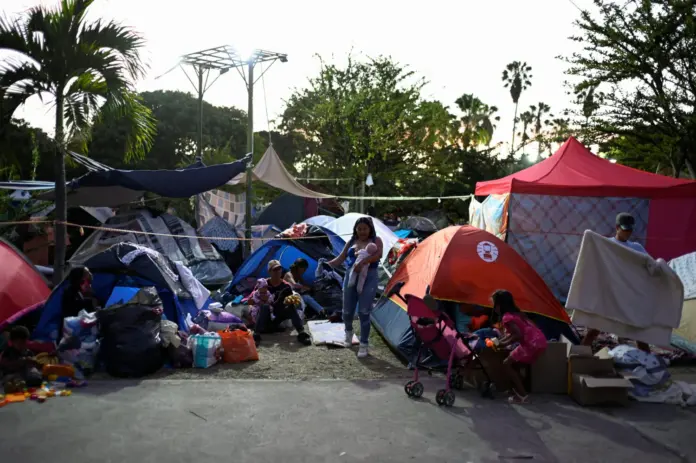Personas desplazadas por los terremotos que sacudieron el país el 24 de junio viven en tiendas de campaña en un parque de Caracas, Venezuela, el 1 de julio de 2026. REUTERS/Maxwell Briceno