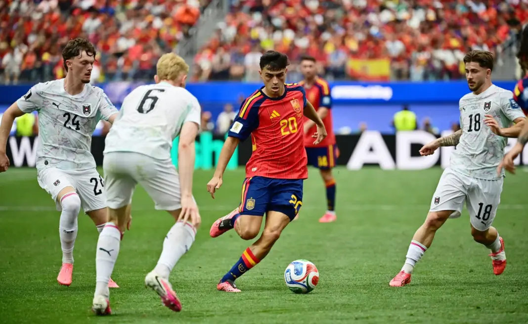 Fútbol - Copa Mundial de la FIFA 2026 - Dieciseisavos de final - España contra Austria - Estadio de Los Ángeles, Inglewood, California, EE. UU. - 2 de julio de 2026. Pedri, de España, en acción junto a los austriacos Paul Wanner, Nicolas Seiwald y Romano Schmid. IMAGN IMAGES vía Reuters/Gary Vasquez.
