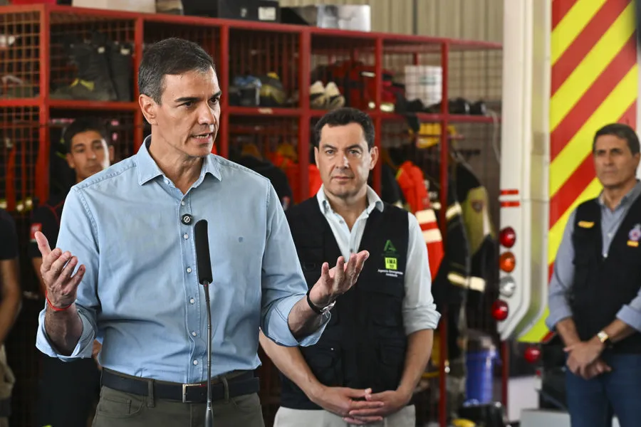 Pedro Sánchez junto a Juanma Moreno en la visita a la zona del incendio de Los Gallardos en Almería / EFE
