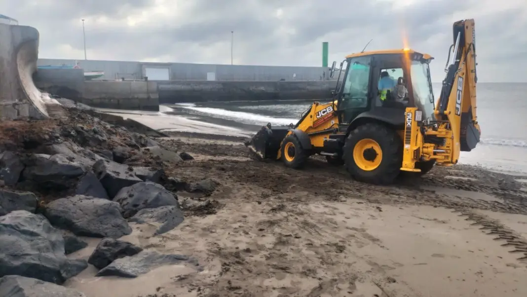 Ciudad de Mar duplica la retirada de algas en San Cristóbal en solo siete meses