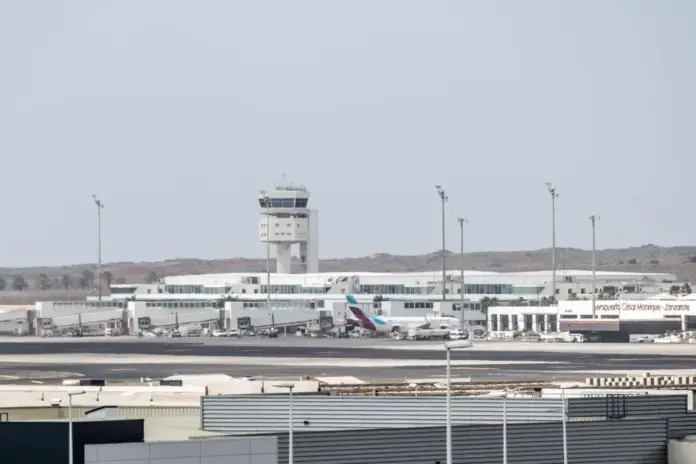 Lanzarote declara el puerto de Arrecife y el aeropuerto como áreas sensibles para el taxi