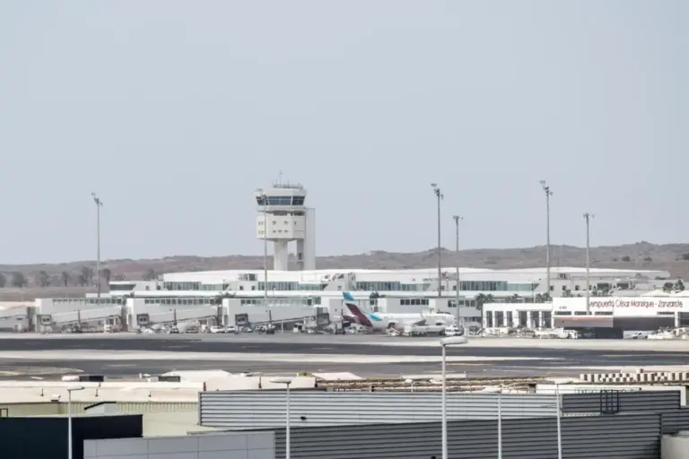 Lanzarote declara el puerto de Arrecife y el aeropuerto como áreas sensibles para el taxi