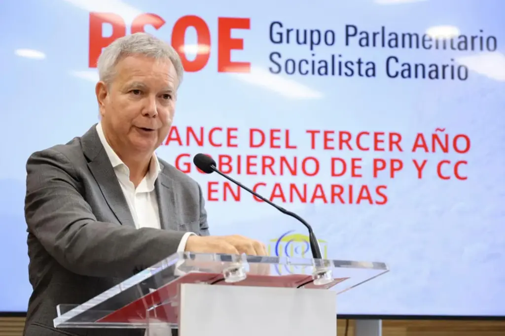 Sebastián Franquis en la rueda de prensa para hacer balance de los tres años de legislatura / Grupo Parlamentario Socialista Canario