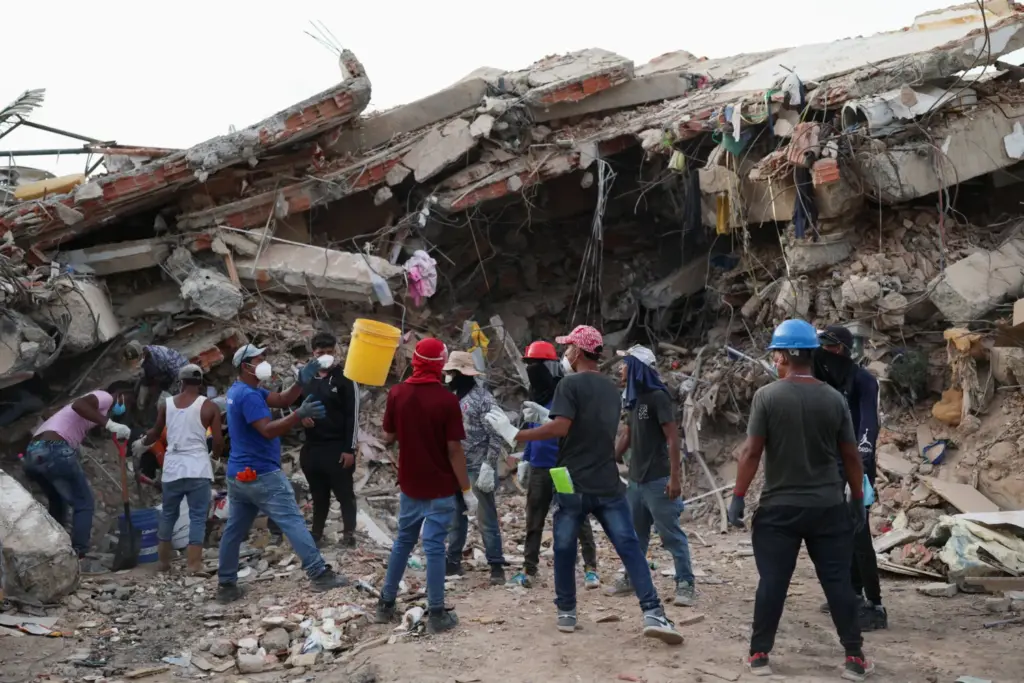 Los rescatistas buscan entre escombros después de los terremotos del 24 de junio, en La Guaira, Venezuela, el 4 de julio de 2026. REUTERS/Pablo Sanhueza