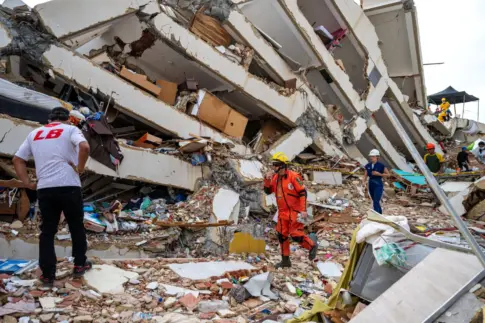 Venezuela | En La Guaira no se descansa buscando supervivientes una semana después de los terremotos