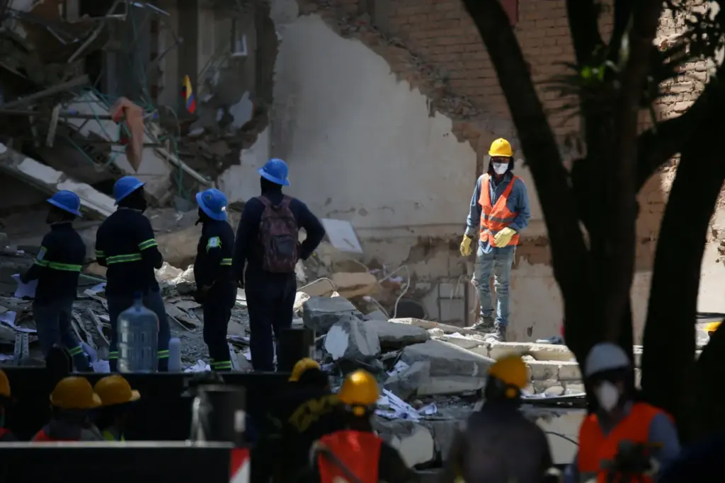 Personal de emergencia trabaja en el lugar de un edificio dañado tras un terremoto en Pereira, Colombia, el 11 de agosto de 2026. REUTERS/Juan David Duque