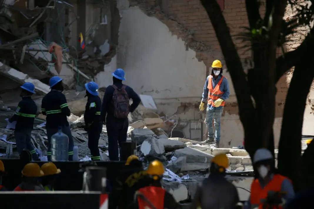 Personal de emergencia trabaja en el lugar de un edificio dañado tras un terremoto en Pereira, Colombia, el 11 de agosto de 2026. REUTERS/Juan David Duque