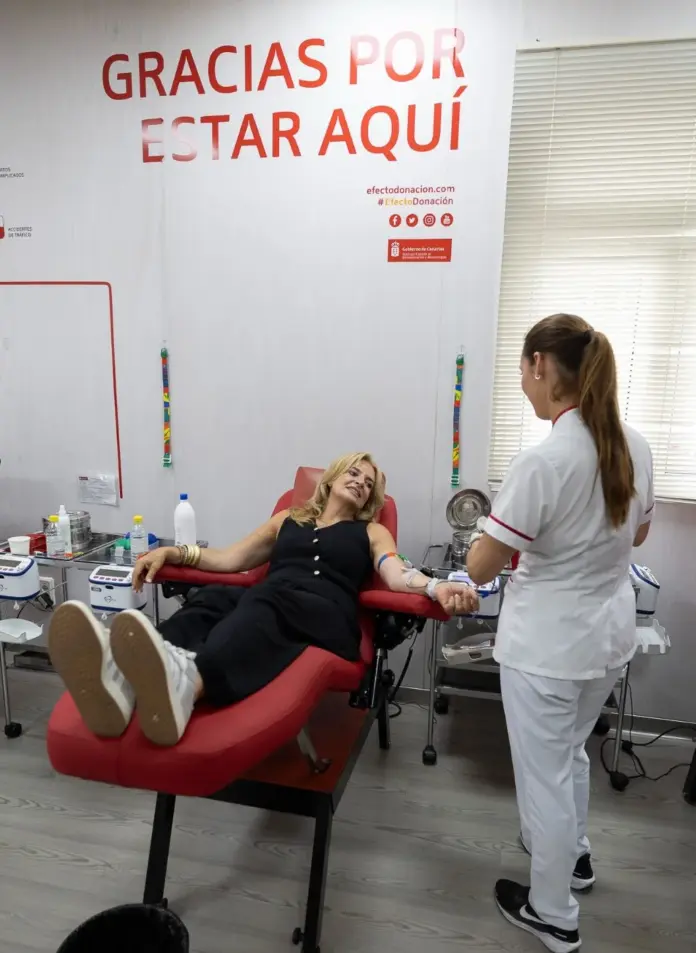 La consejera Esther Monzón donando sangre. Imagen Consejería de Sanidad