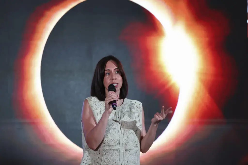 La ministra de Ciencia, Diana Morant, atiende a los medios en el Observatorio Astronómico de Yebes, Guadalajara, este miércoles, horas antes del eclipse solar