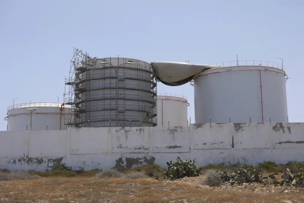 GRAFCAN7154. TELDE (GRAN CANARIA), 05/08/2026.- Una persona ha fallecido y otra más se encuentra herida de gravedad después de que a mediodía de este miércoles explotara un tanque de combustible en una planta del polígono industrial de Salinetas, en el municipio de Telde (Gran Canaria). En la imagen, el tanque en el que se ha producido la explosión (2i), que levantado la cubierta del mismo. EFE/Angel Medina G.