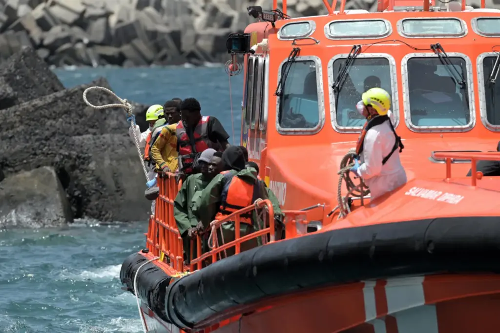 Salvamento Marítimo ha rescatado este martes a los 140 ocupantes de un cayuco que fue encontrado al suroeste de la isla de El Hierro y que podría ser al que se le buscaba desde el domingo por la tarde. En la imagen, llegada de los inmigrantes al muelle de La Restinga, en El Hierro. EFE/ Gelmert Finol