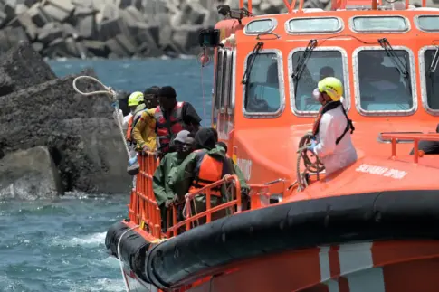 Trasladan a La Restinga a unos 140 migrantes rescatados de un cayuco al sur de El Hierro