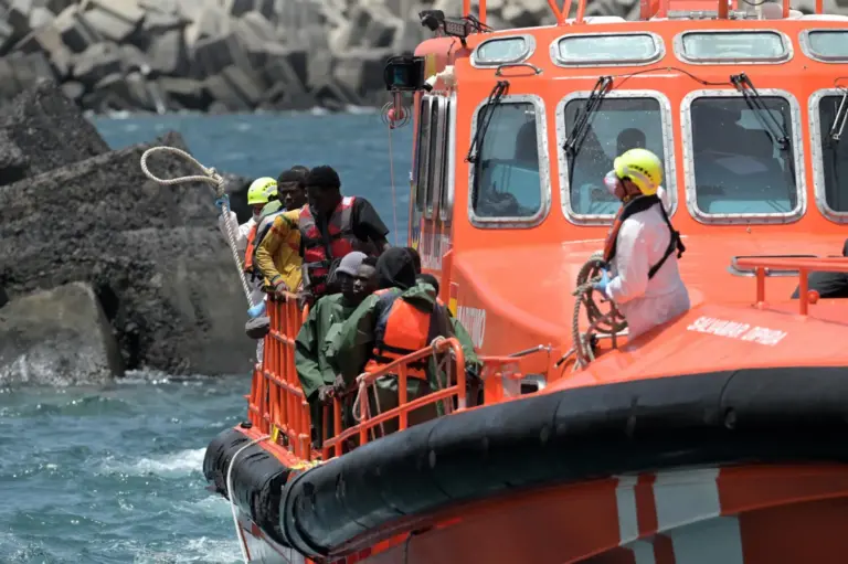 Trasladan a La Restinga a unos 140 migrantes rescatados de un cayuco al sur de El Hierro