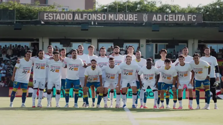 Las Palmas se suma al mensaje del Ceuta con el lema «Ceuta no se vende. Ceuta se defiende»