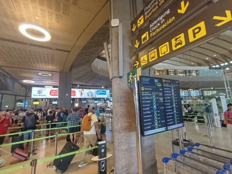 Trasiego en puertos y aeropuertos de Canarias este domingo de vuelta de las vacaciones de agosto