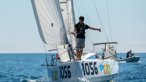 Alonso Pérez culmina en solitario las 2.600 millas de la Mini Atlantique
