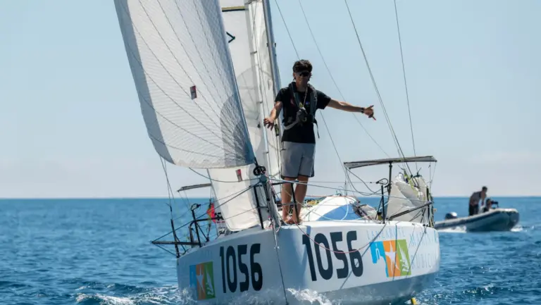 Alonso Pérez culmina en solitario las 2.600 millas de la Mini Atlantique