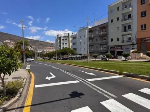 Santa Cruz pone en marcha la renovación del asfalto en la avenida Islas Canarias