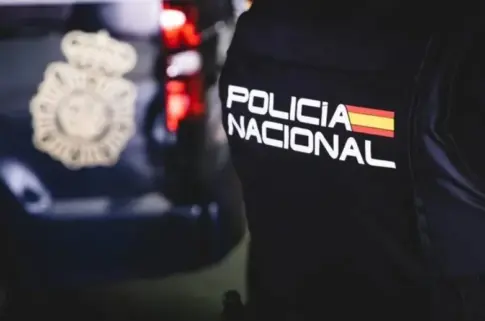 Reducido con un inmovilizador eléctrico un hombre armado que amenazó con apuñalar a los agentes