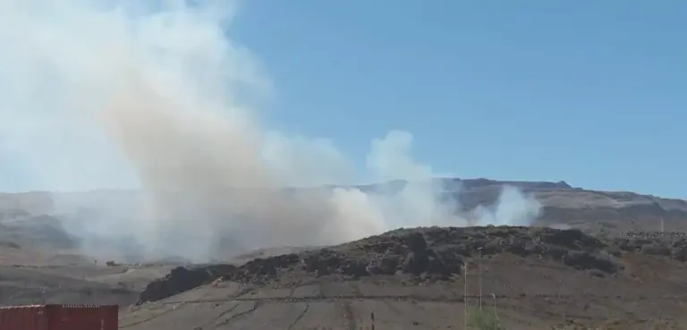 Perimetrado el incendio en la planta del Ecoparque de Juan Grande