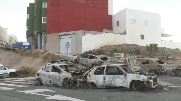 Un incendio calcina seis vehículos durante la noche en el barrio de San Juan