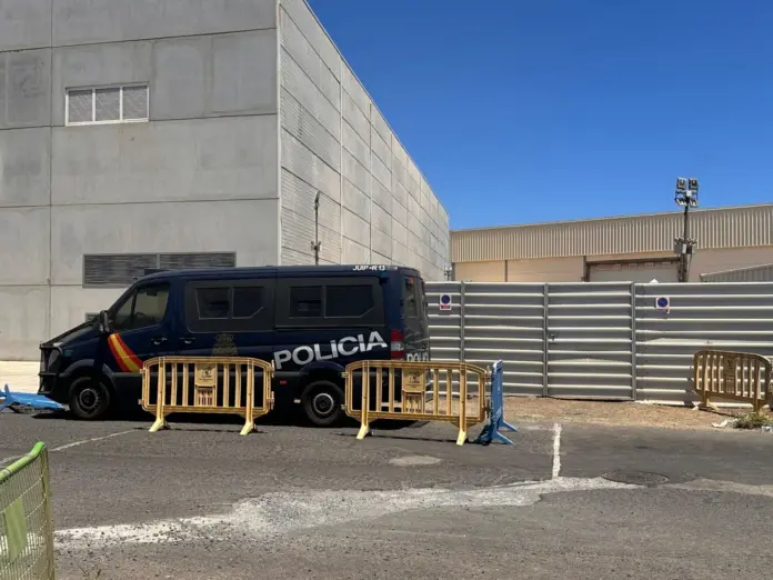 La llegada de 245 personas el jueves ha provocado una situación de colapso en un centro que es provisional para 130 migrantes