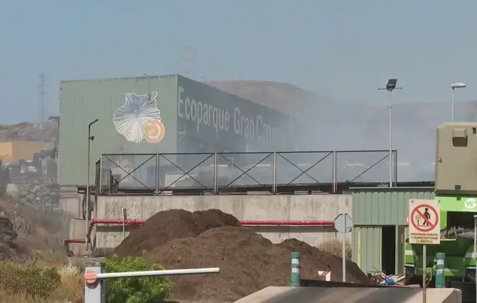 Continúan los trabajos para extinguir el incendio del Ecoparque Sur de Gran Canaria