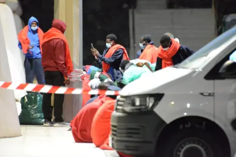 Dos traslados al Hospital tras llegar a El Hierro el cayuco con 133 migrantes que se buscaba desde el domingo