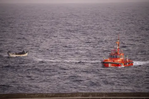 Salvamento Marítimo rescata un cayuco con unas 97 personas al sur de El Hierro