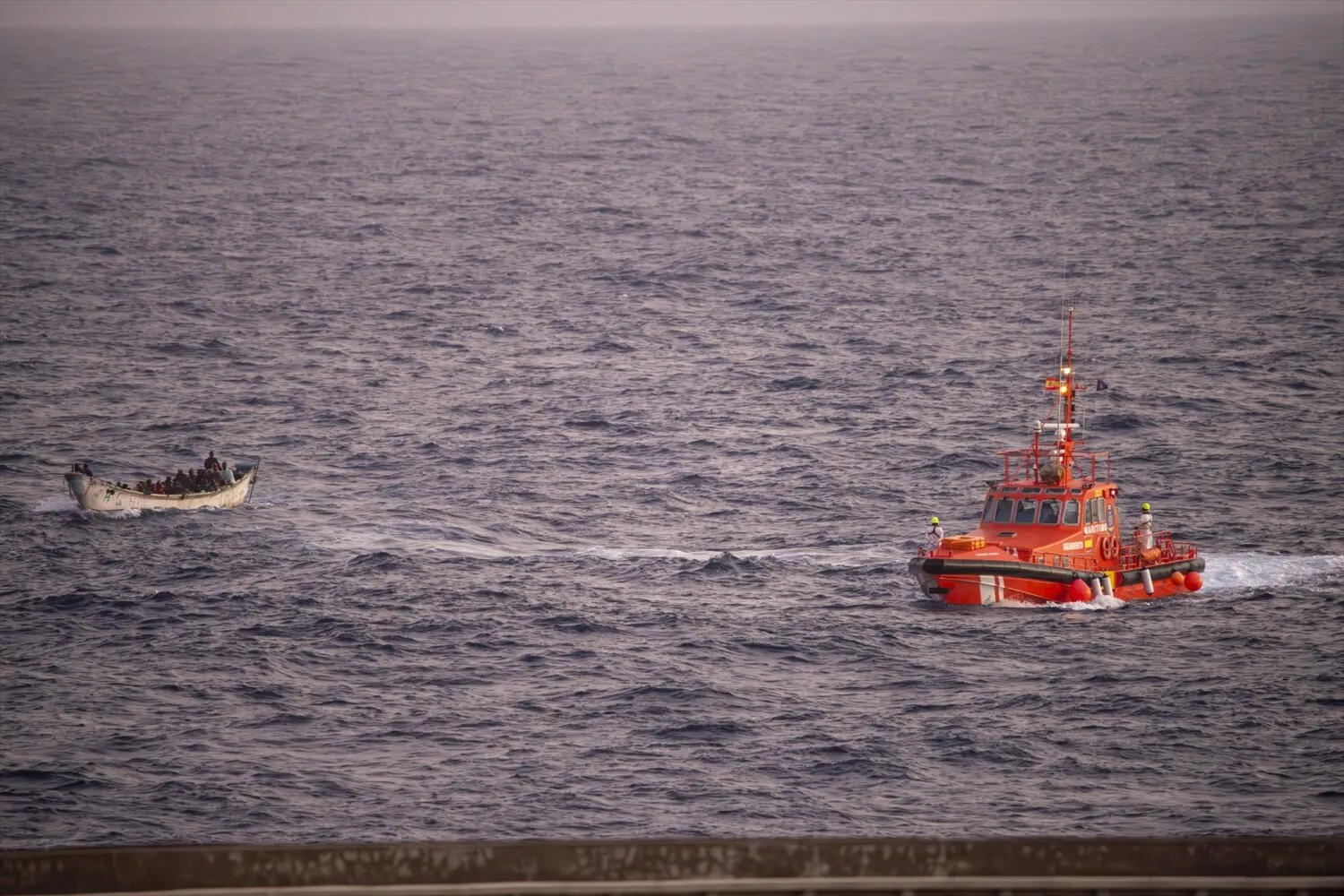 Salvamento Marítimo rescata un cayuco con unas 97 personas al sur de El Hierro