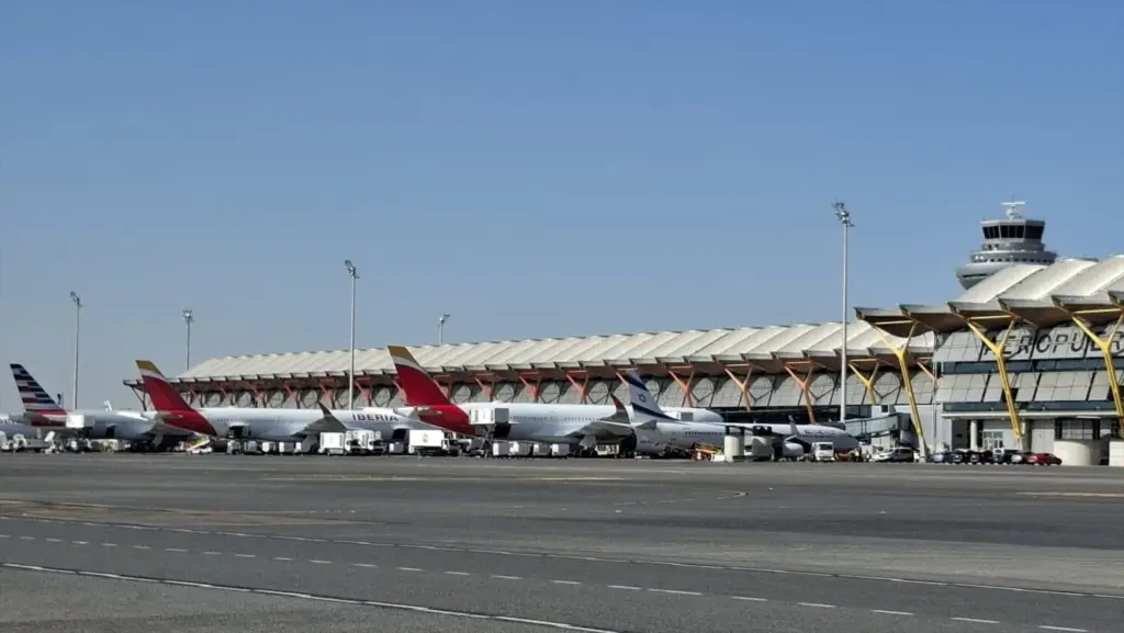 Aviones de la aerolínea Iberia en la T-4 del Aeropuerto Adolfo Suárez Madrid-Barajas. Imagen Europa Press
