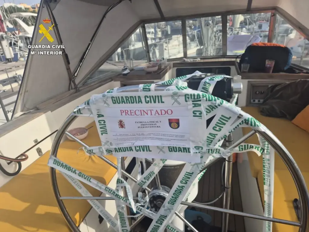 Inmovilizan en Fuerteventura un barco extranjero por un vertido sospechoso