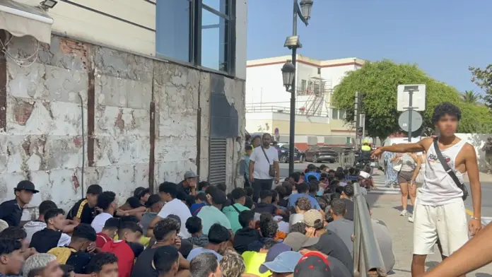 Un grupo de menores espera para ser filiado en una comisaría de la Policía Nacional, a 10 de agosto de 2026, en Ceuta (España). La ciudad acoge a miles de personas pendientes de retorno, entre ellas más de 1.300 menores, mientras las convocatorias difundidas en redes sociales hacen temer una nueva entrada masiva de migrantes.
