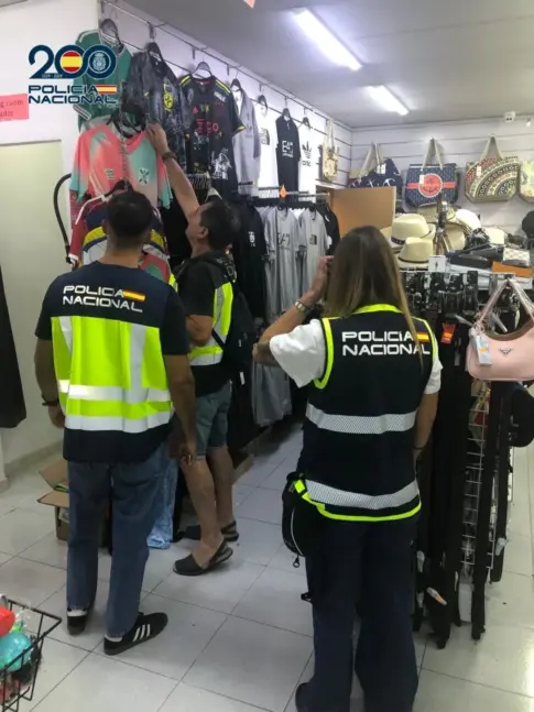 Detienen a cuatro personas por vender productos falsificados en el sur de Tenerife