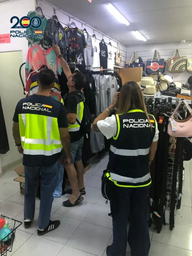 Intervención de productos falsificados en el sur de Tenerife. Imagen Policía Nacional / Europa Press