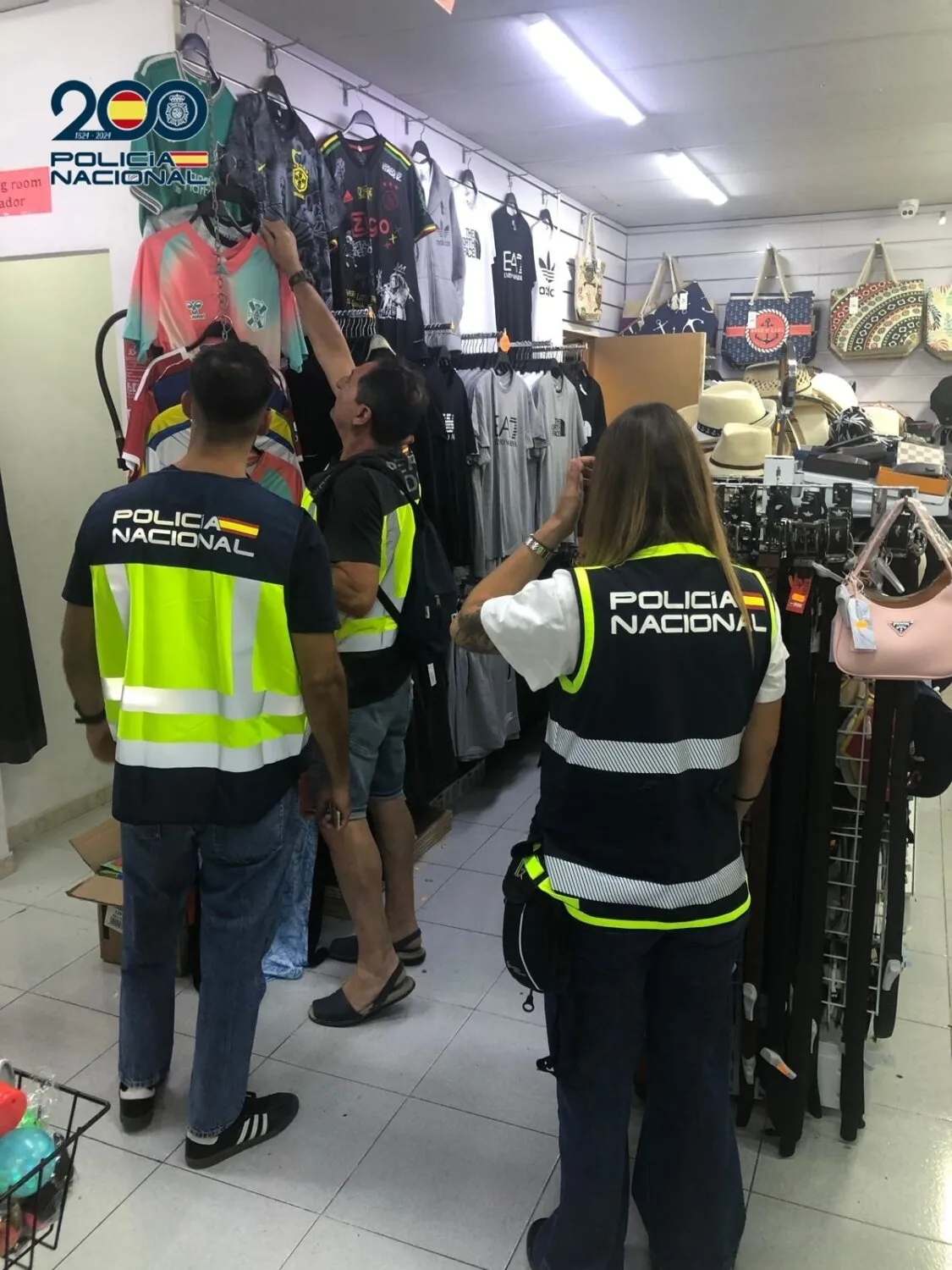 Detienen a cuatro personas por vender productos falsificados en el sur de Tenerife