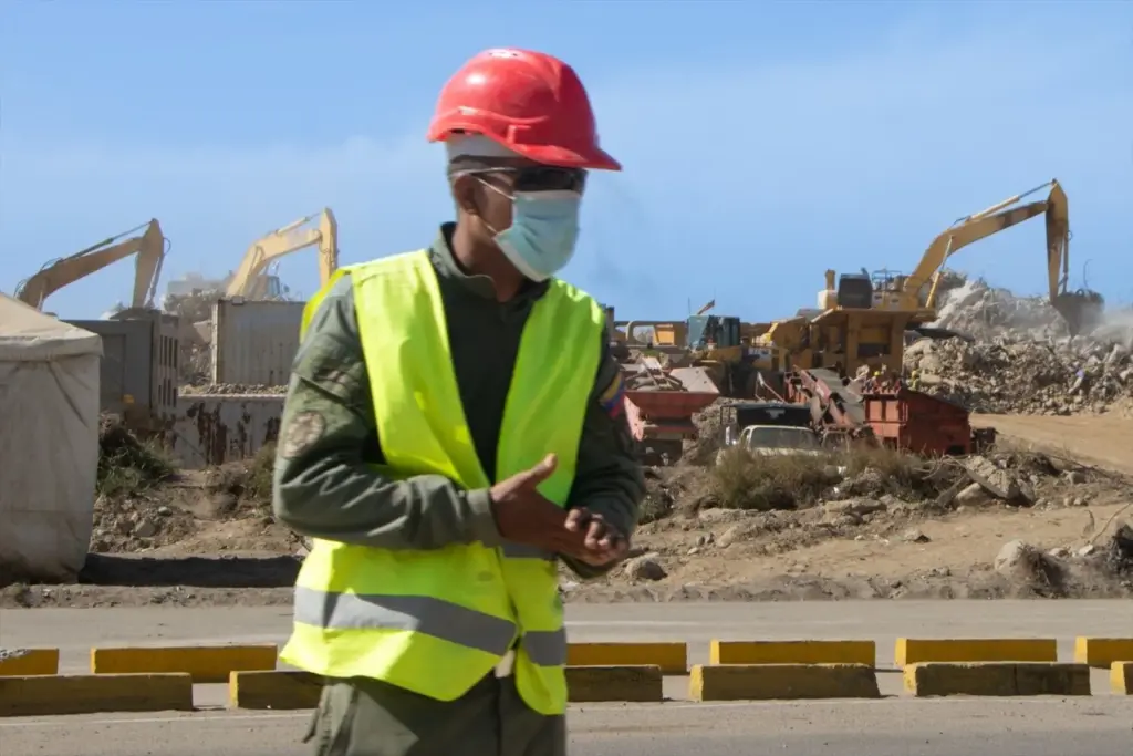 Trabajos de desescombro tras los terremotos del pasado mes de junio. Imagen Europa Press