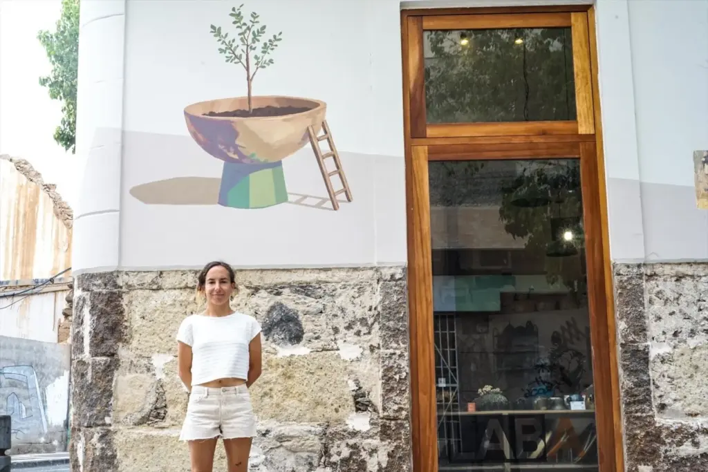 'Pequeñas formas de habitar', de Irene León, convierte una fachada dañada de Arenales en un "paisaje de futuro"