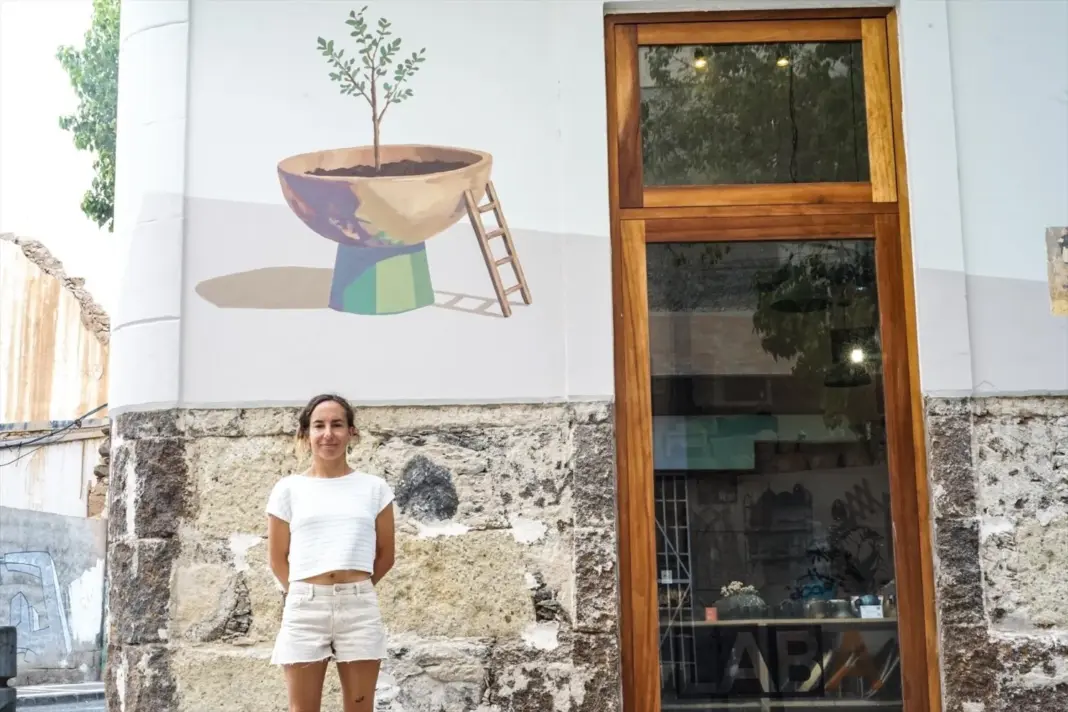 'Pequeñas formas de habitar', de Irene León, convierte una fachada dañada de Arenales en un "paisaje de futuro"
