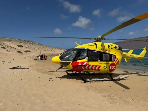 Evacúan en helicóptero a un bañista con síntomas de ahogamiento en La Graciosa