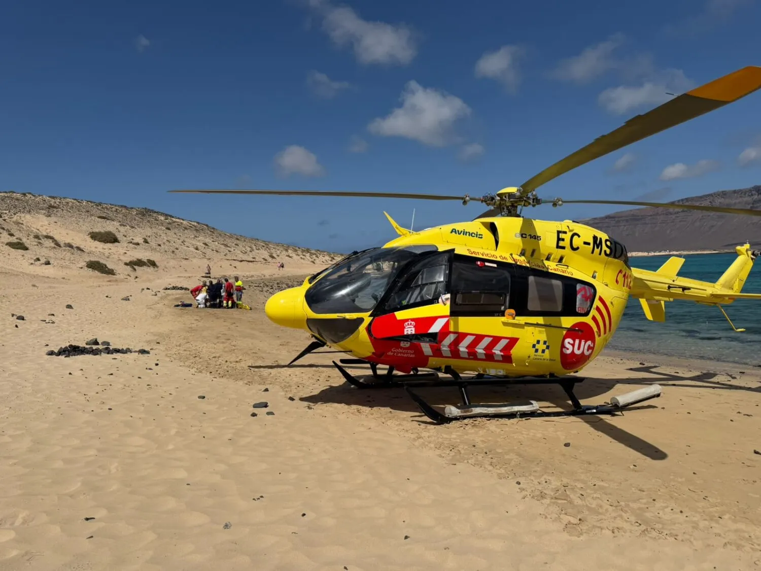 Evacúan en helicóptero a un bañista con síntomas de ahogamiento en La Graciosa