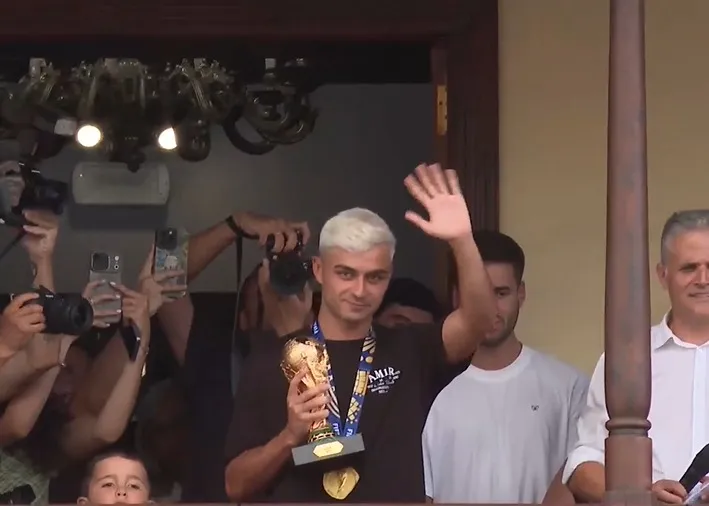 Tegueste rinde homenaje a Pedri tras conquistar el Mundial con España