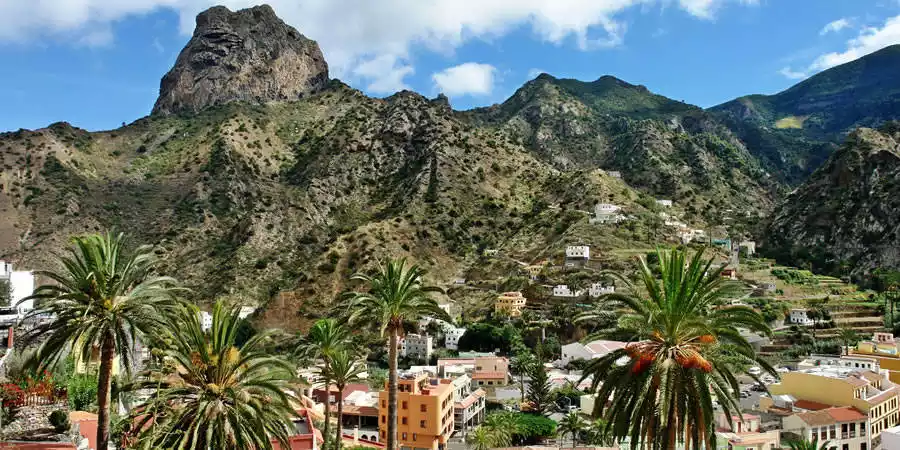 Vallehermoso impulsa la construcción de nuevas viviendas públicas con la cesión de tres parcelas municipales