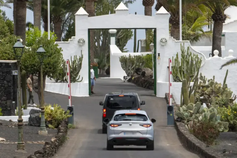 Pedro Sánchez inicia sus vacaciones en La Mareta, en Costa Teguise