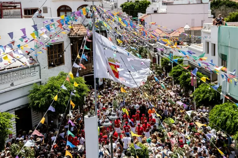 Agaete se vuelca con La Rama, una de las fiestas más multitudinarias de Canarias