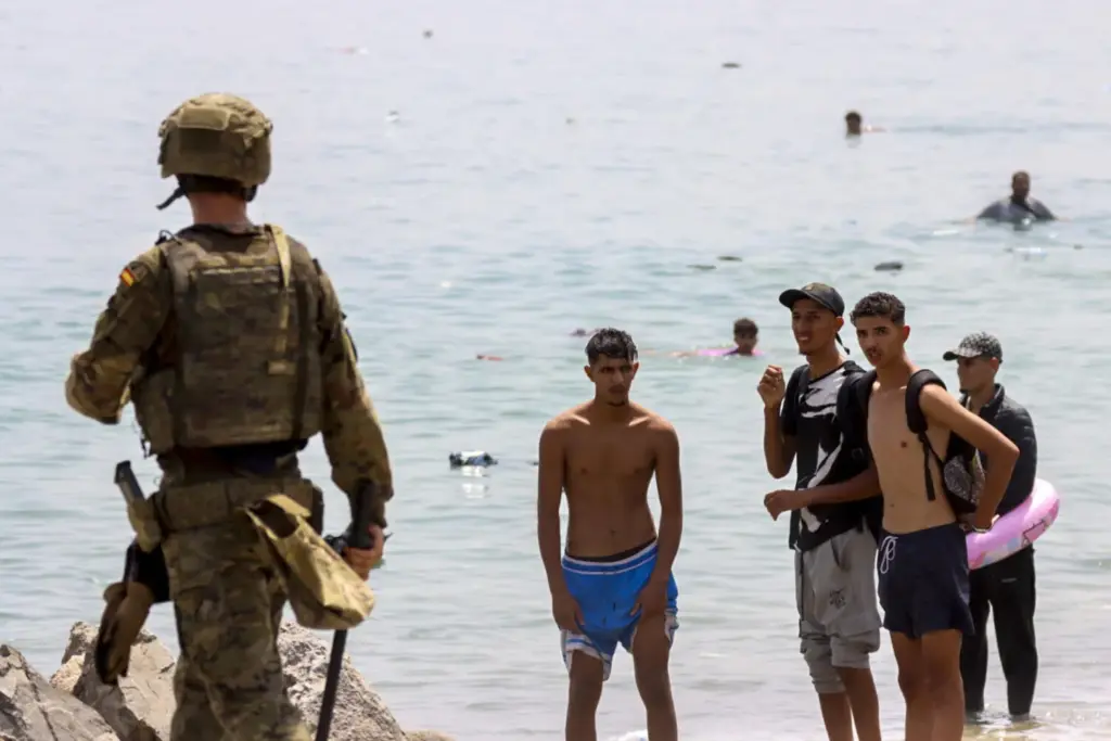 Migrantes en la costa de Ceuta