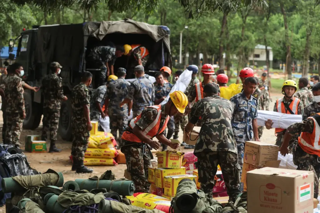 Reparto de ayuda humanitaria a afectados por la riada en Nepal. Imagen Reuters