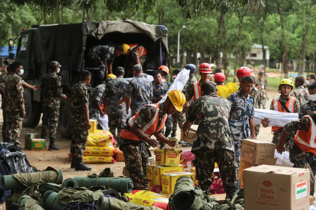 Reparto de ayuda humanitaria a afectados por la riada en Nepal. Imagen Reuters
