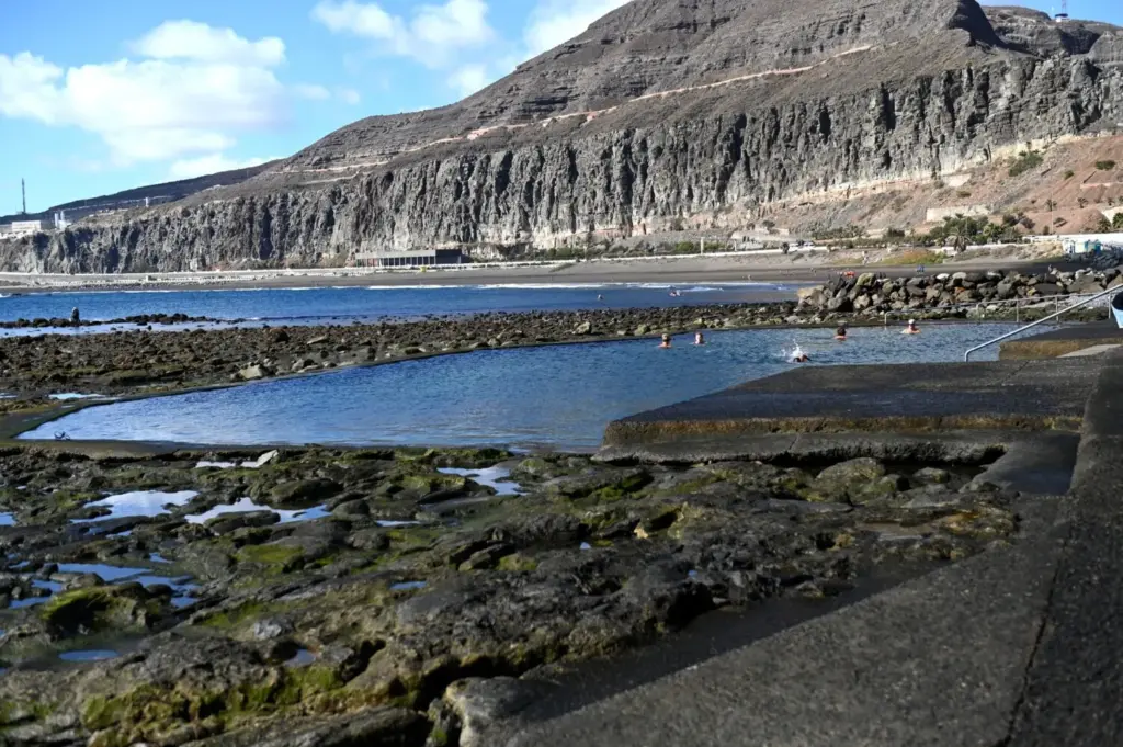 Las obras de dragado de las piscinas naturales de La Laja obligan a su cierre temporal